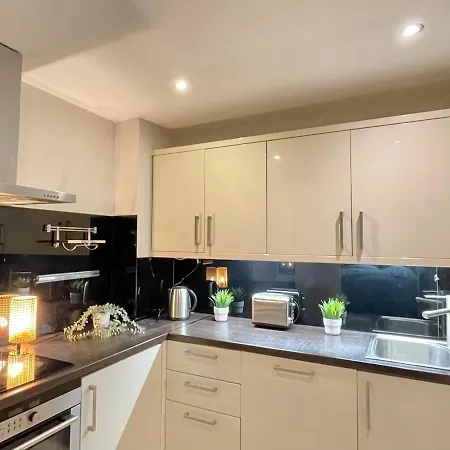 Modern Stylish With Free Parking *