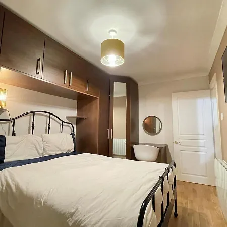 Modern Stylish With Free Parking *