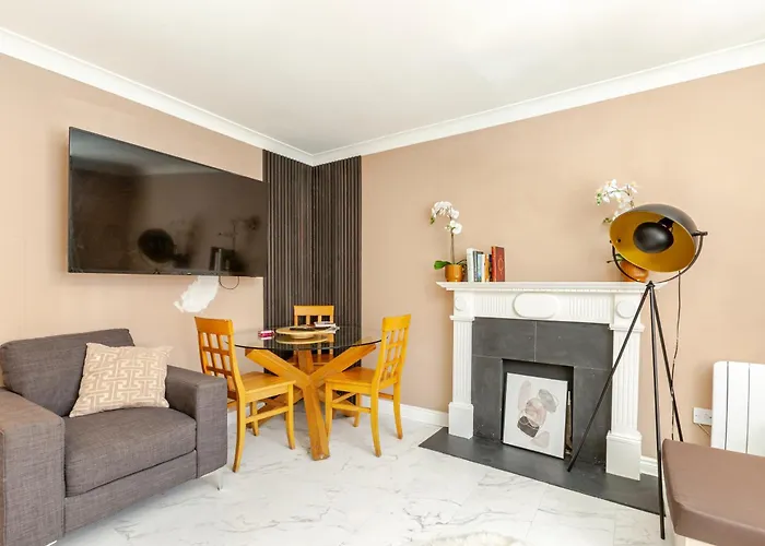 Modern Stylish With Free Parking Apartment *