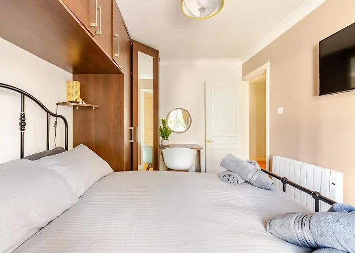 Modern Stylish With Free Parking Apartment